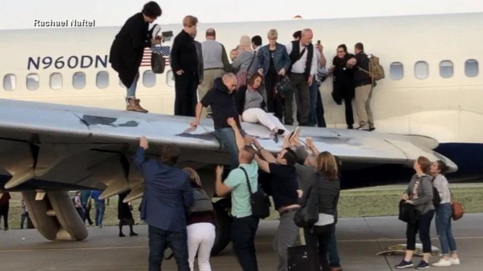 талибы в афганистане аэропорт. чс на самолете. кабул афганистан самолет. аварийный трап самолета. аварийные ситуации в самолете.