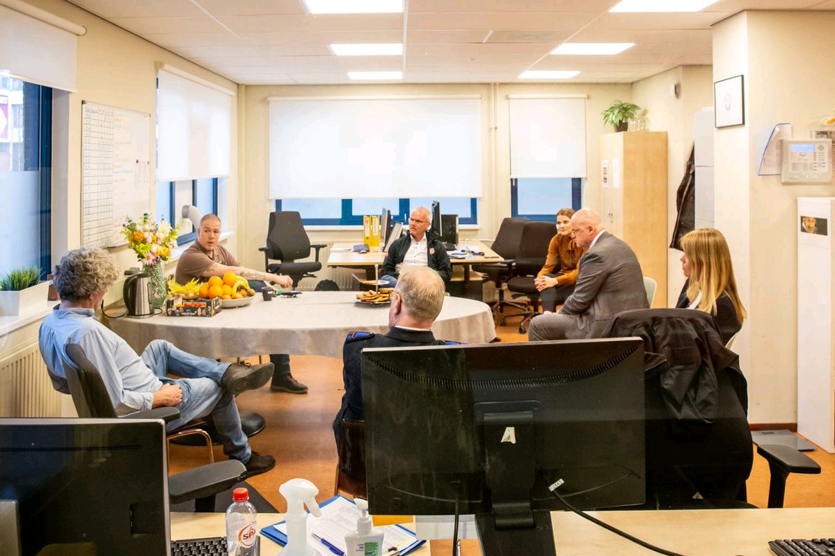 HansDingemanse's tweet photo. BEZOEK | Vanmiddag ontvingen @vadercornel en ik minister @ferdgrapperhaus op locatie Om&amp;Bij @LdHNoordwest We ontvingen bemoediging en waardering voor alle werkers die in deze tijd (forensische) cliënten blijven ondersteunen en creatief naar mogelijkheden blijven zoeken #corona https://t.co/zuErnSw8Wj
