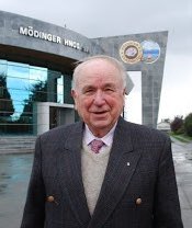 CaroWernerJ's tweet photo. Ha fallecido a los 100 años don Ewaldo Mödinger L. Primer alcalde e hijo ilustre de #Llanquihue, fundador de Cecinas Llanquihue de Mödinger Hnos y de la Primera Compañía Germania (más de 8 décadas de voluntariado). Su legado y ejemplo se queda con nosotros. Descansa en paz Onkel. https://t.co/SXihPyZBIk
