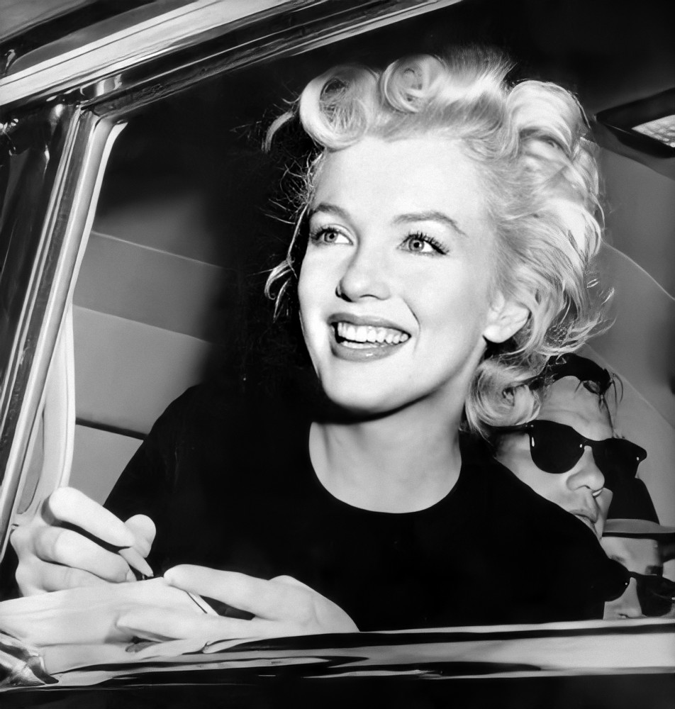 so as we all know marilyn& #39;s alleged death was super fishy and nothing added up, they staged it but the gaps are already there and they& #39;re evident enough to make people think she& #39;s alive