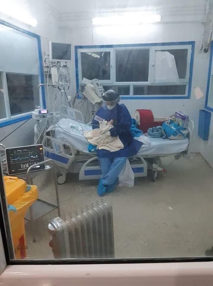 Une photo en #Tunisie, Dr Olfa Turki professeur de médecine de réanimation à l'hôpital de Sfax dans un grand moment humain, allaitant un nourrisson atteint du #coronavirus !
#Covid_19