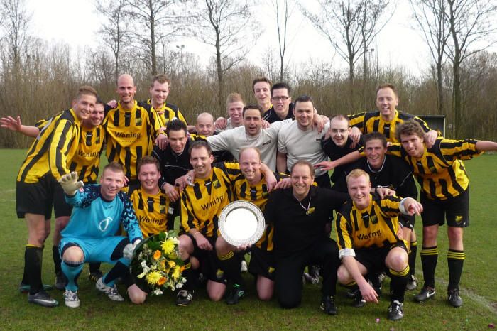 Deze had ook niet misstaan als trainers foto. Bonte verzameling voetbaltalent... Of eigenlijk unieke prachtige kerels #mooistelhoor #ouddos3 <a href="/VVDOSK/">DOS Kampen</a>