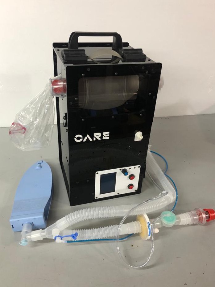 Lo vestimos de gala! Les presentamos en su última versión al prototipo CARE antes de su prueba de validación final en la simulación pulmonar. Mañana 15 Hrs, estáte atento a las novedades! Gracias a <a href="/vassarotto/">LVass</a> y a todo el equipo del #ProyectoRespirAr por el esfuerzo <a href="/RespirAr2020/">ProyectoRespirAr2020</a>