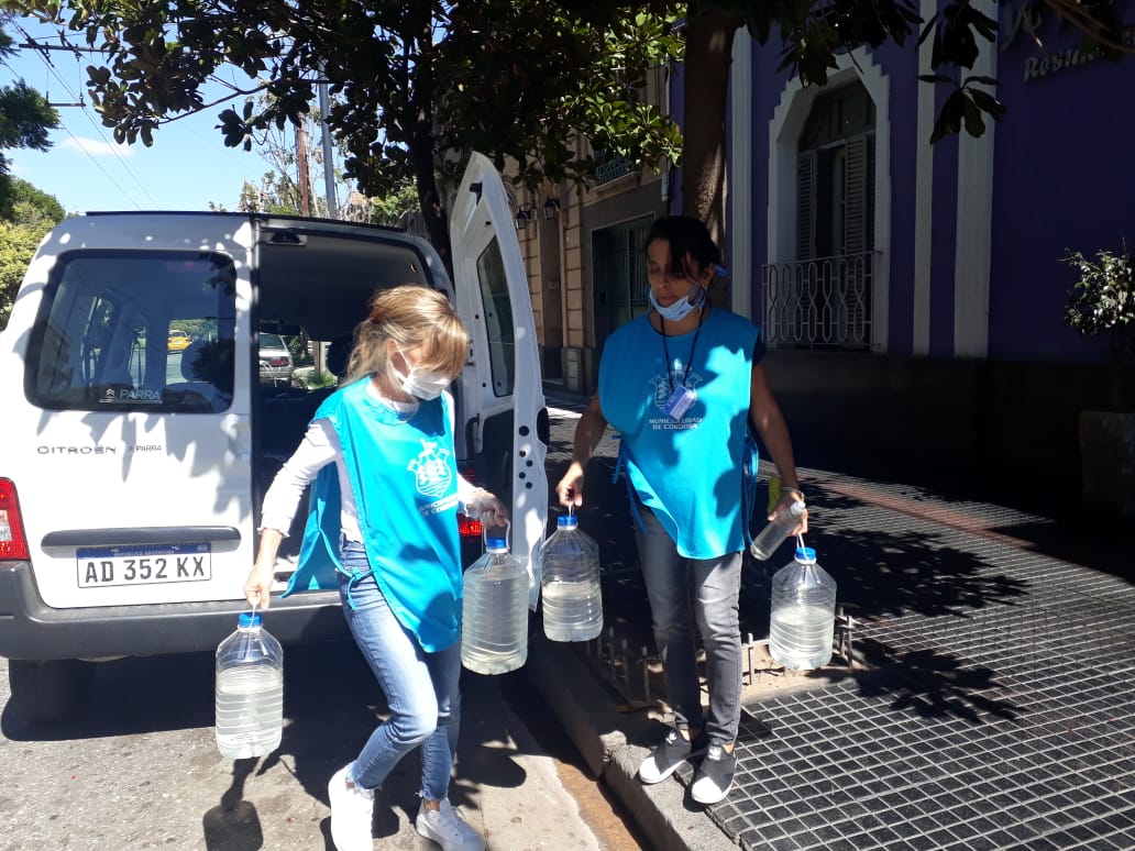 MuniCba's tweet photo. ¡Cuidarte es Cuidarnos! 🙌
Desde la Dirección de Entes Privados de la secretaría de @GobiernoMuniCba entregaron alcohol en gel a las residencias geriátricas de nuestra ciudad. En el marco de la pandemia por el #COVID_19 es fundamental extremar los cuidados en los adultos mayores. https://t.co/kOsM6NZpSF