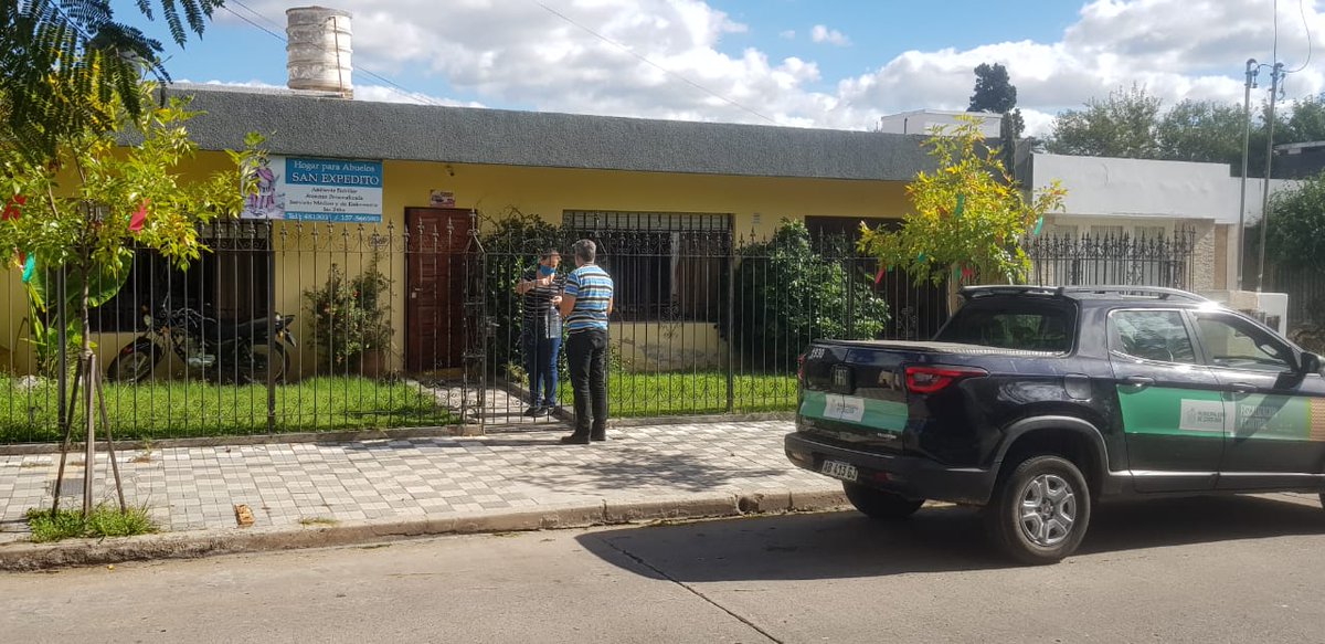 MuniCba's tweet photo. ¡Cuidarte es Cuidarnos! 🙌
Desde la Dirección de Entes Privados de la secretaría de @GobiernoMuniCba entregaron alcohol en gel a las residencias geriátricas de nuestra ciudad. En el marco de la pandemia por el #COVID_19 es fundamental extremar los cuidados en los adultos mayores. https://t.co/kOsM6NZpSF