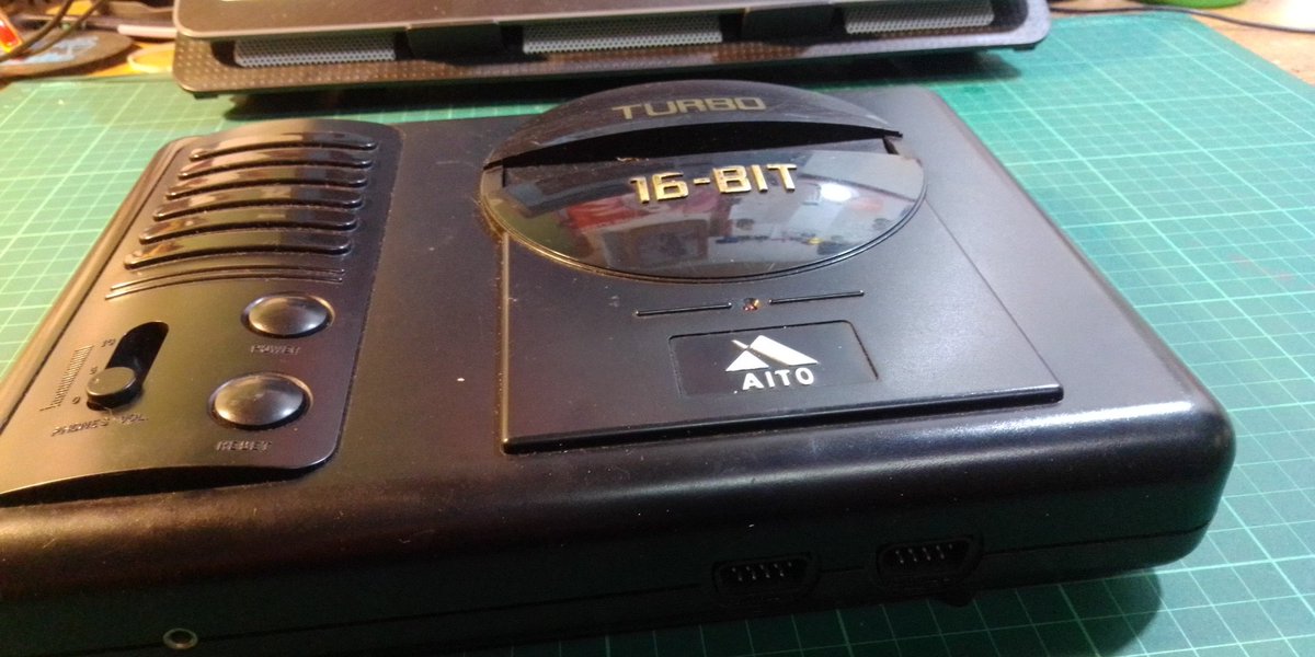 JavoRetroGamer's tweet photo. Una mejor foto de otras de mis Segas, una Aito KW501 fabricada por King-Wei Electronics y distribuida por Aito.
#SEGA #segaclon #16bits #turboaito #aito #console #retrogaming #retroconsole #segaconsole #bootleg #consolebootleg #MeQuedoEnCasa #gamingonquarentime #retrogamer https://t.co/I3pTPWBcUb