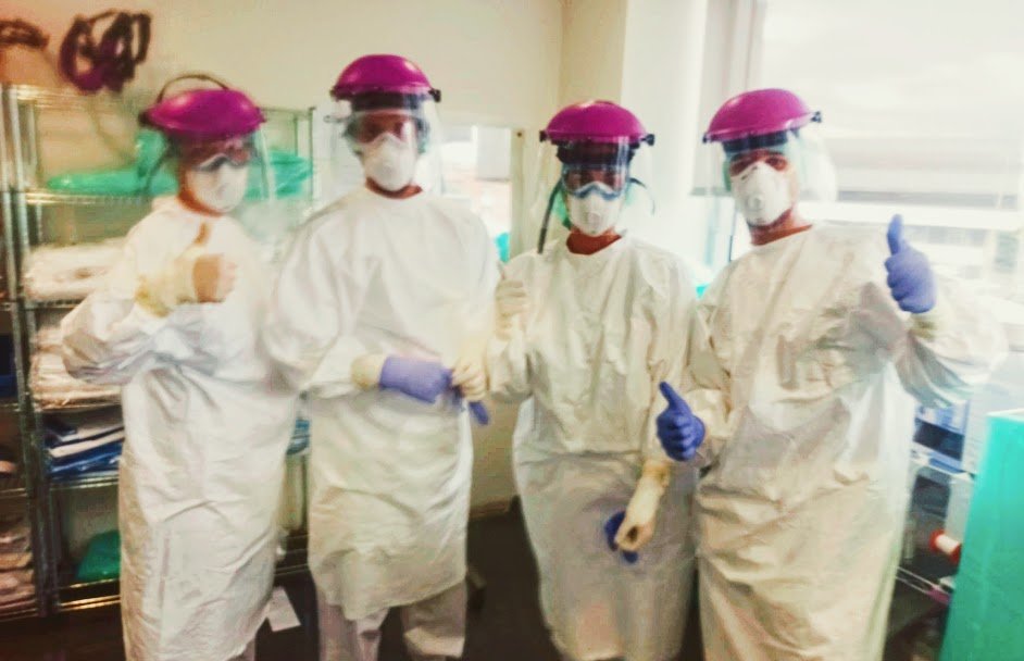 ProfAlfonsoGil's tweet photo. En cerca de 20 años trabajando en el #HospitalLaPaz nunca vi tanto trabajo en equipo. Compañeros ayudando a poner y quitar EPIs mientras otros entran en las UCI. Sigue un riguroso protocolo que reduce nuestros contagios. Así veo una #Fisioterapia en la que creo y que me emociona. https://t.co/jVbGk8ENb4