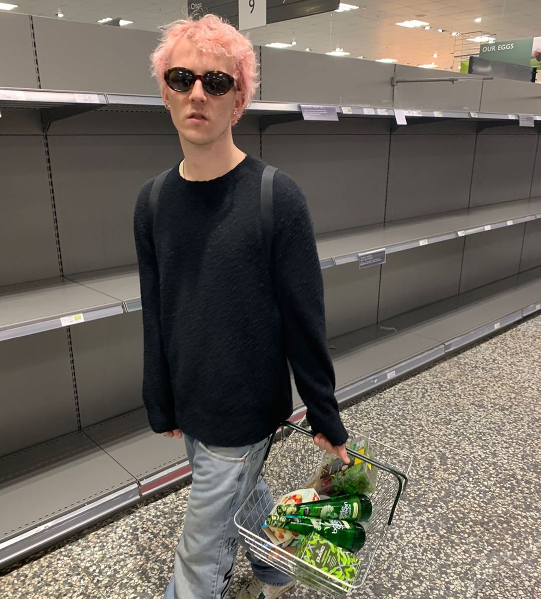 The UK's <a href="/hennyseear/">HennySeear</a> is a new favorite that has us hooked with his mix of youthful energy and sonic comfort on this new song "☆ ROCKSTAR ☆" fashionably-early.com/2020/04/06/hen…