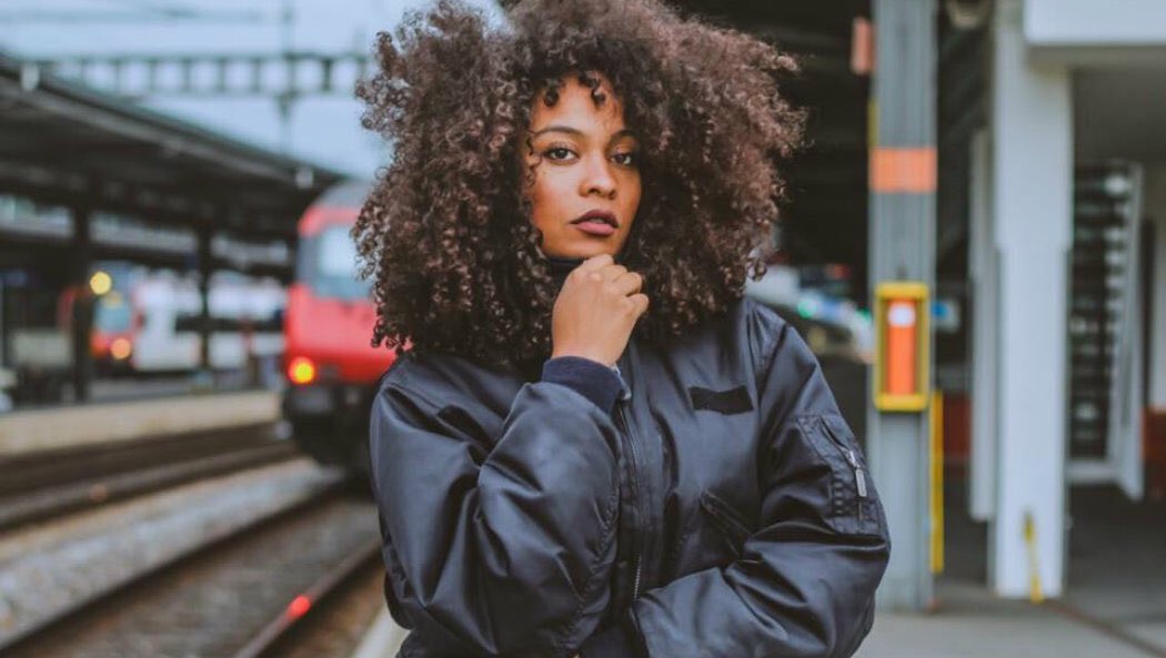 DigzOriginal's tweet image. 5 : Danitsa : 

Voici la force féminine de la Suisse. Son côté urbain mélangé à une voix soul additionné à des influences reggae et R&amp;amp;B, donne un mélange formidable. Comme les artistes cités ci dessus, Danitsa est un vrai esprit libre.