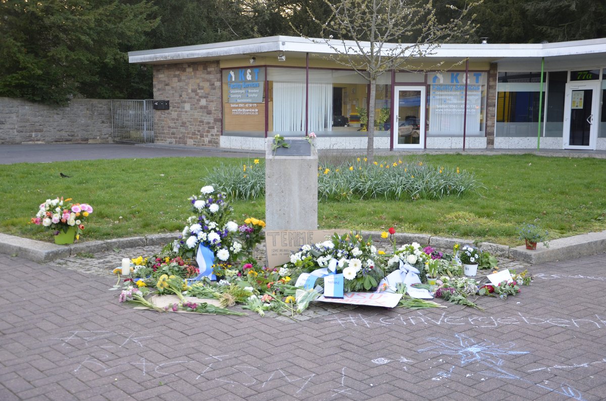 Ini6April's tweet photo. Wir freuen uns sehr, dass das Gedenken heute am #Halitplatz u so vielen Orten, kraftvoll u vielfältig war. Zum Tagesende möchten wir noch unseren Beitrag mit euch teilen u damit die Fragen, die die Familien weiterhin stellen, unterstreichen #HalitGedenken
https://t.co/UWfOh6jea0 https://t.co/sAdgtscJbT