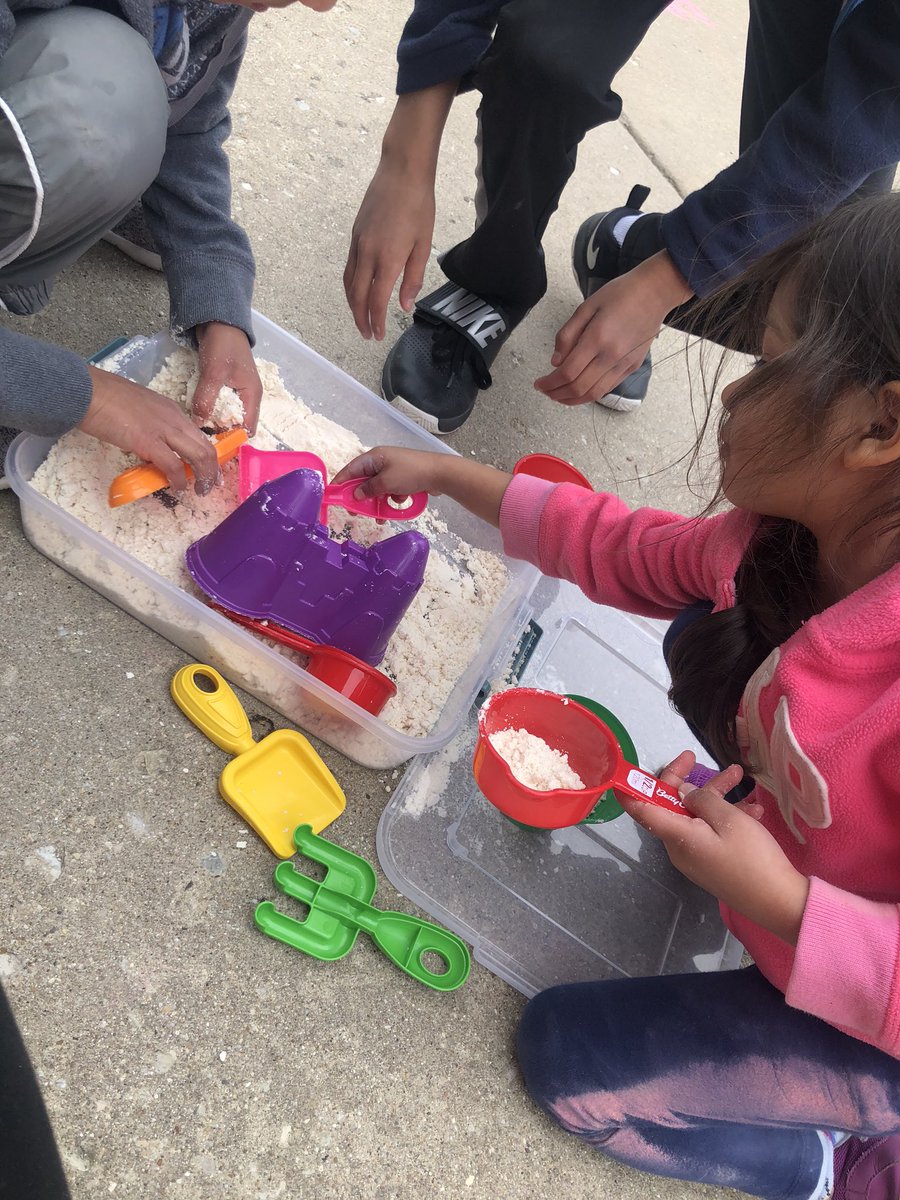 misshannah_19's tweet photo. When itβs a nice day and thereβs no e-learning... we play with Moon π Sand π #StayAtHome #pinterest #gettingfreshair #sensorybin #learnthroughplay #moonsand #nannylife https://t.co/9hlqPWbGIn