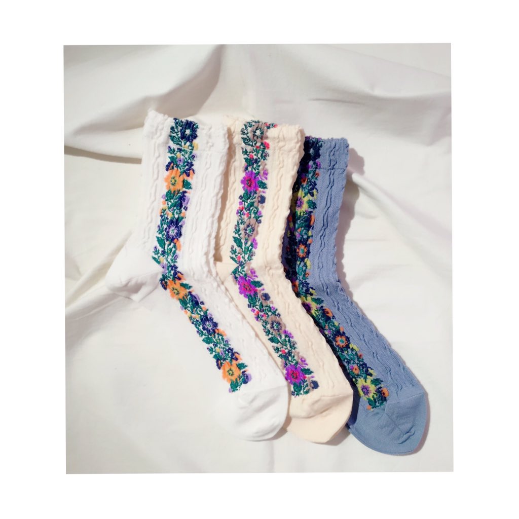 靴下屋 アトレ秋葉原店 アキバの推しソックス 今週は お花week ニット風花柄サイドラインロークルー 900 Tax ニット風でぽこぽこな生地とカラフルな花柄の組み合わせがかわいい お花week バレエシューズ