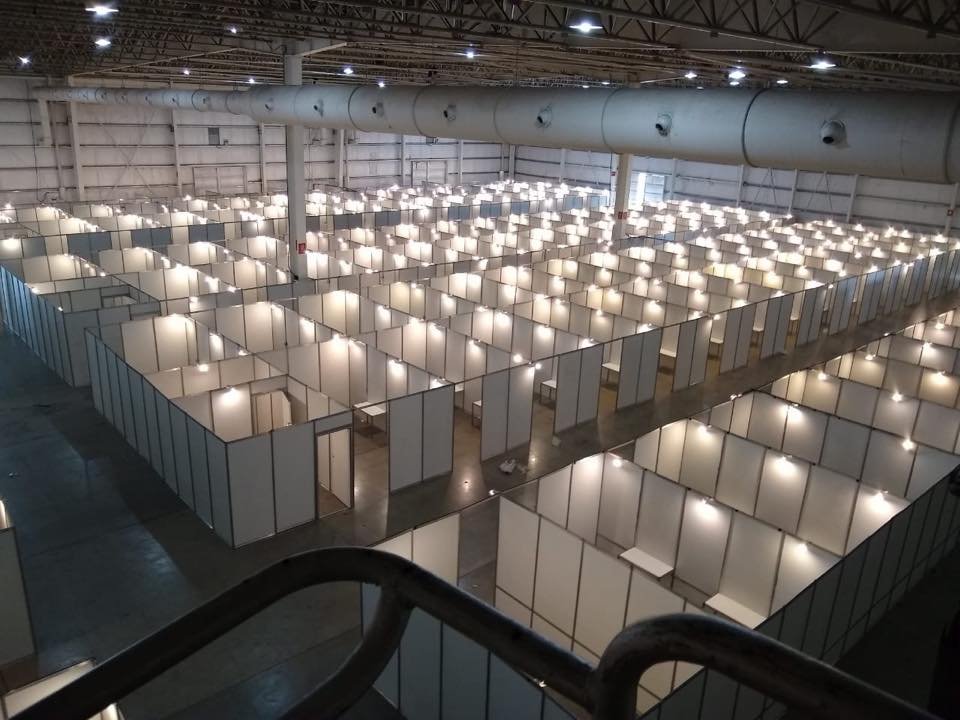 ProfetaArgen's tweet photo. El gobierno preparó un hospital de campaña en Tecnópolis con 2000 camas y otro en la República de los Niños. Los dos parques temáticos tienen helipuerto, uno lo creó Perón  y el otro Cristina, a pesar de que los opositores se quejaban. ✨ https://t.co/qV6uv1FDCe