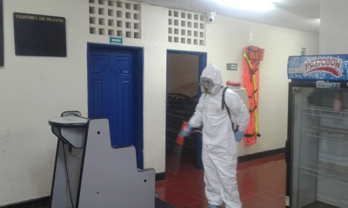 INPEC_Colombia's tweet photo. Con la colaboración de los bomberos del municipio, en el Establecimiento Carcelario de Chaparral realizan desinfección de áreas comunes. #InpecPreviene
@MujicaNorberto https://t.co/hljrFOagQs