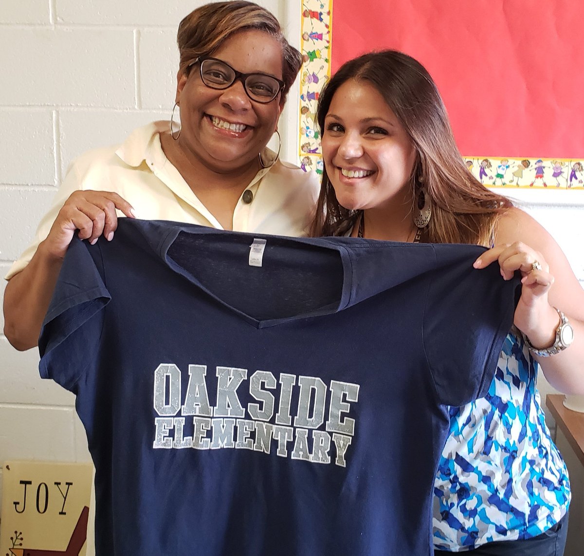 MsHernandezPCSD's tweet photo. A big round of applause for this amazing lady right here! Mrs. Woodley, we celebrate you not just for what you do but for who you are! You inspire us to be kind, loving, selfless, and to SMILE! Thank you for being our #AMAZINGAP! #BFF #SugahNCrissy #OaksidePride #PeekskillPride https://t.co/Oqk3tdyqlr
