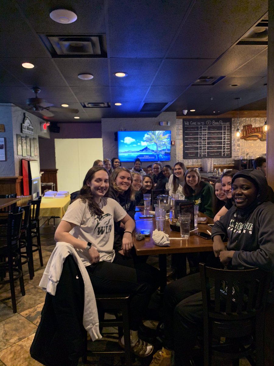 LeMoyneWBB's tweet photo. Happy National Student Athlete Day to our Phins!
🐬🏀💚💛
#HART
#Phinstagram
#AllinAlloneAllDolphins
#HeightsandHearts
#NationalStudentAthleteDay https://t.co/7DDb7vyL2P