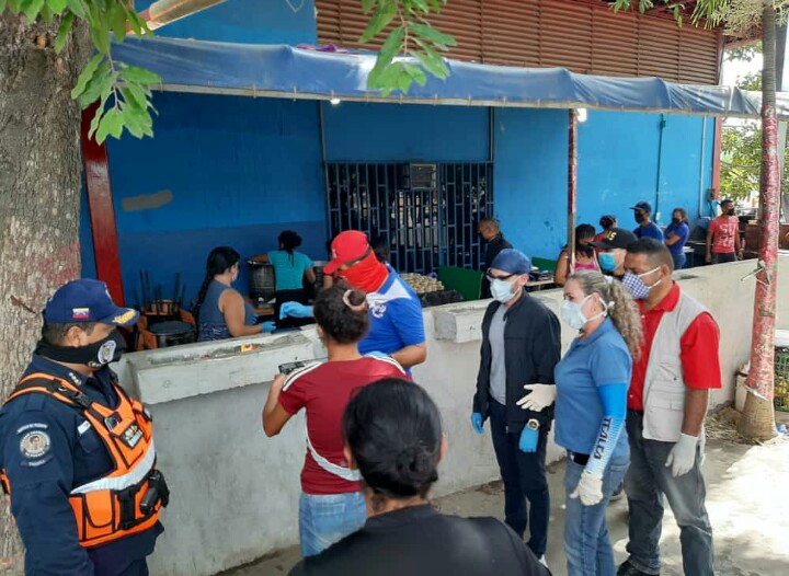 Entregando alimentos a nuestros compatriotas que han decidido regresar a Venezuela 🇻🇪, en el Punto de Atención Social (PAS) del Terminal de Pasajeros de San Antonio del #Táchira. 
#SomosConcienciaSocial
<a href="/NicolasMaduro/">Nicolás Maduro</a> <a href="/FreddyBernal/">Freddy Bernal</a> <a href="/Yepfri_Arguello/">Yepfri Arguello</a> <a href="/VSocialT/">Vicepresidencia Social y Territorial</a> @MPPEDUCACION