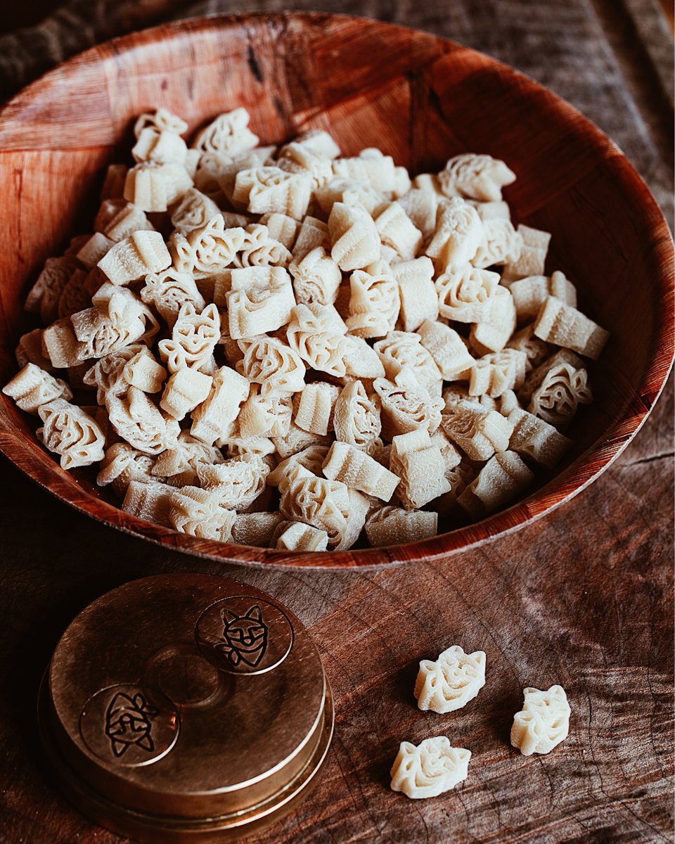 savio_volpe's tweet photo. 🔸
After a long hard day of home schooling...
Volpeghetti ~ fox shaped pasta #fattaincasa ~ with Tomato Sauce &amp; Grana Padano, for the bambini.
On both @tockhq for pick up &amp; @doordash for delivery, from 4pm to 9pm.
{link to order on our website} https://t.co/Y6Cymzca34