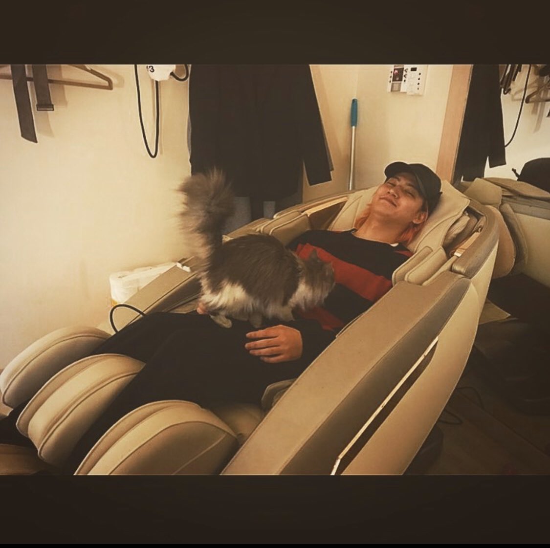 How to be JB's cat, a thread.  #GOT7_NOTBYTHEMOON  #Jaebeom  #GOT7  @GOT7Official