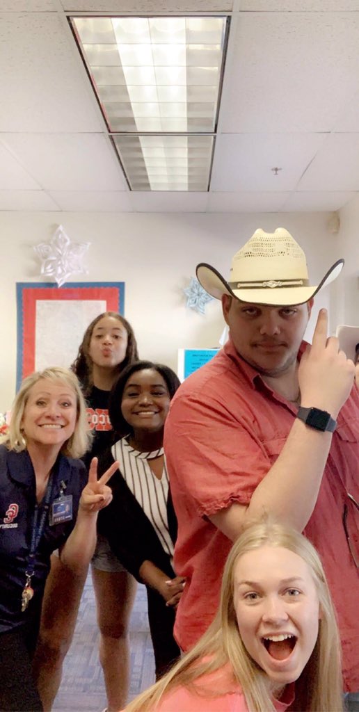 theresa_taylorr's tweet photo. One of my favorite timer pics from this school year! #coyotesinquarantine https://t.co/A3CHqYozEg