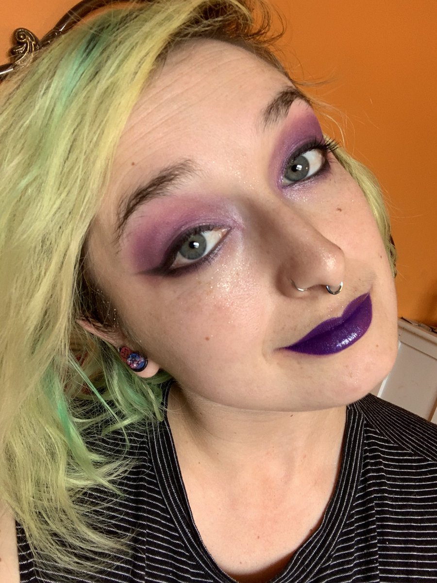 Kattastrophic13's tweet photo. Caved and did my makeup to do laundry lmao couldnβt choose which to post so you get all 4 lucky you
#jeffreestarcosmetics #jeffreestar #bloodlust #queenbitch #imroyalty #thegloss #sequinglass #messyhair #dontcare #SideEffectsOfQuarantineLife https://t.co/Uu1Dwlp3Wn