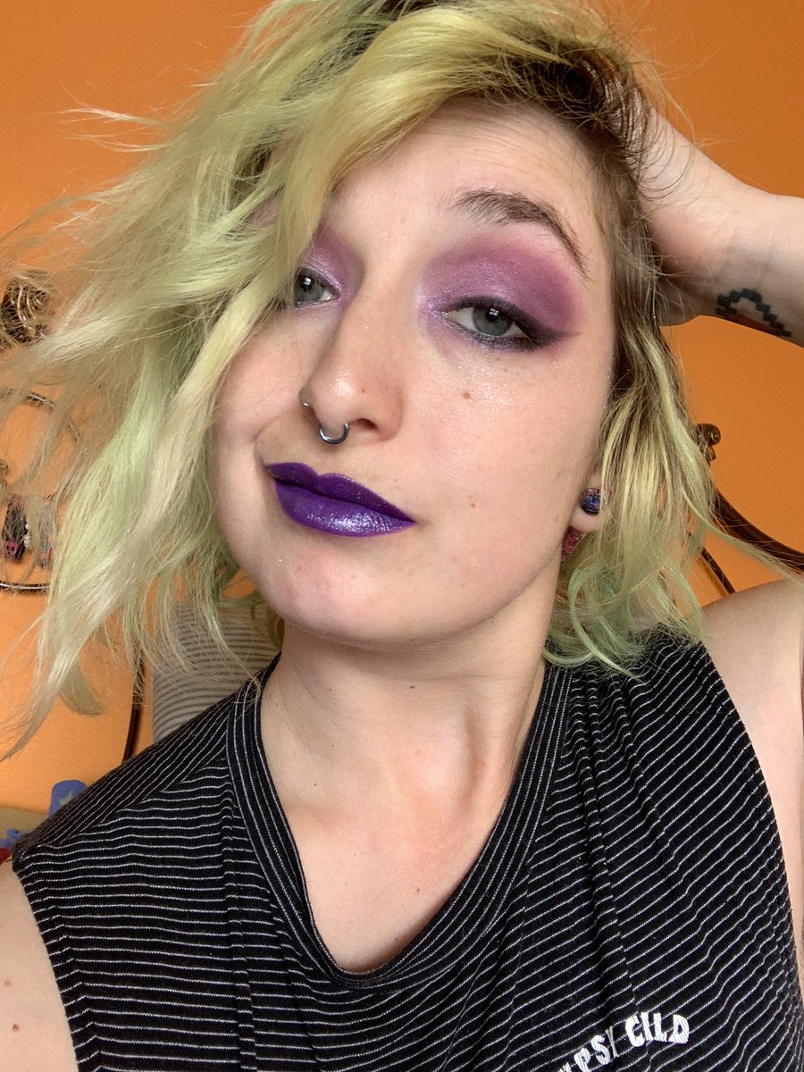 Kattastrophic13's tweet photo. Caved and did my makeup to do laundry lmao couldnβt choose which to post so you get all 4 lucky you
#jeffreestarcosmetics #jeffreestar #bloodlust #queenbitch #imroyalty #thegloss #sequinglass #messyhair #dontcare #SideEffectsOfQuarantineLife https://t.co/Uu1Dwlp3Wn