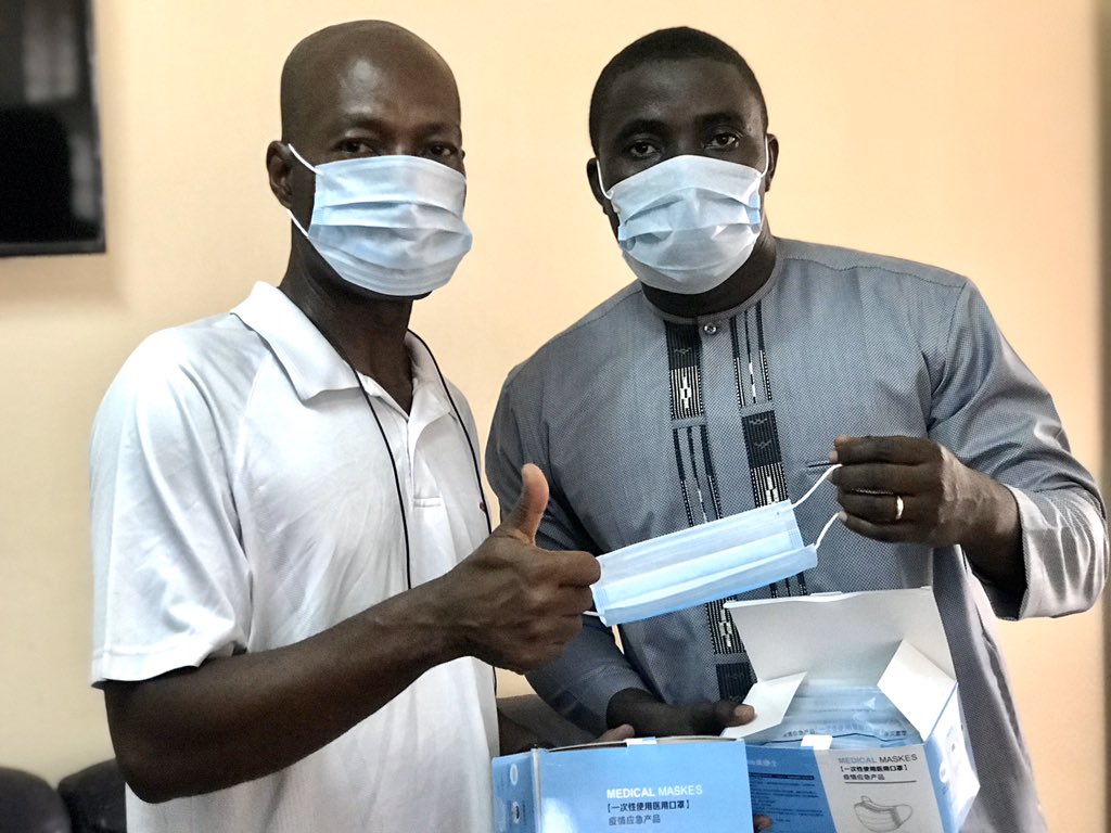 loiclawson1's tweet photo. #Togo #COVID19 Merci aux confrères pour leur mobilisation. 1000 bavettes distribuées ce jr.
300 au #SYNJIT 
150 au #CONAPP 
100 au #PPT
100 à #lURATEL
50 à #lOTM
50 à #lUJIT 
250 aux journalistes  de @TogoUpf et non affiliés aux associations. Solidaire contre le covid19 https://t.co/rTgvgRHqVm