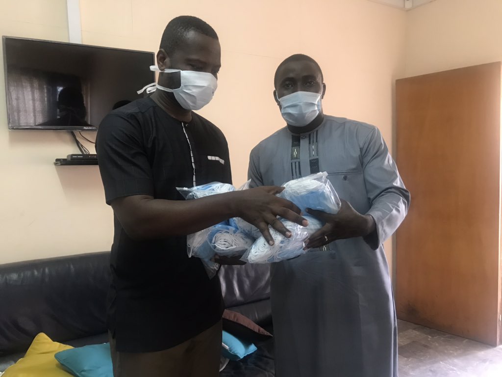 loiclawson1's tweet photo. #Togo #COVID19 Merci aux confrères pour leur mobilisation. 1000 bavettes distribuées ce jr.
300 au #SYNJIT 
150 au #CONAPP 
100 au #PPT
100 à #lURATEL
50 à #lOTM
50 à #lUJIT 
250 aux journalistes  de @TogoUpf et non affiliés aux associations. Solidaire contre le covid19 https://t.co/rTgvgRHqVm