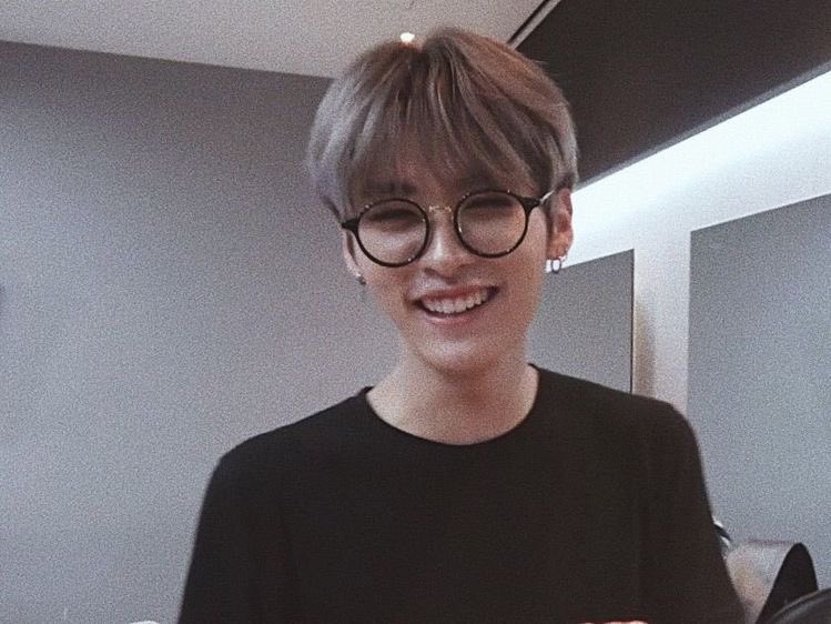 My bias’ in glasses: a small thread bc I’m bored 