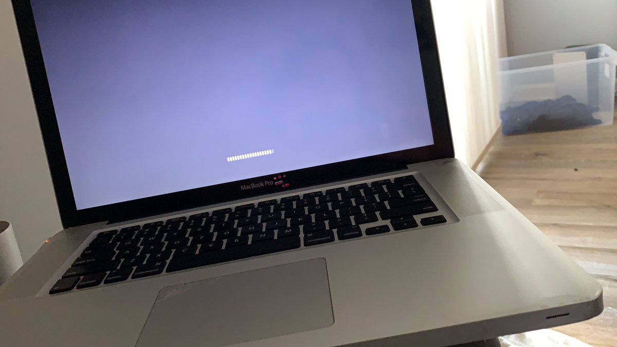 MurphiiCreates's tweet image. Seeing if my college MacBook Pro (from 2010) boots up....because why not. 🤷🏼‍♀️ #doesitwork #MacbookPro #dinosaur #whyisitsoheavy