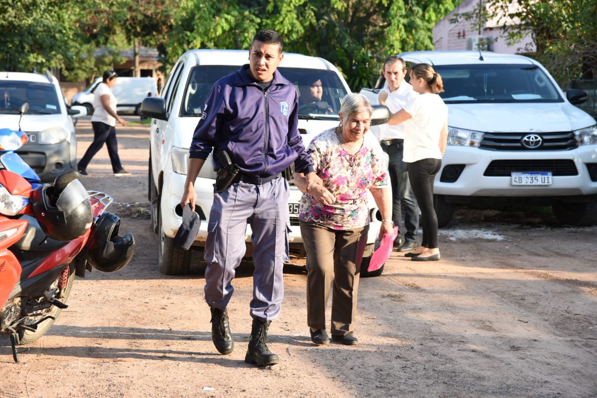 PhippsSergio's tweet photo. El Municipio organizó el Operativo de "Cobro Seguro" donde dispuso un equipo de voluntarios para brindar las medidas de seguridad e higiene con el objetivo que se desarrolle de la mejor manera la atención del @bancodelchaco.
Acompañó el Centro de Salud vacunando contra la gripe. https://t.co/oHoUnfPN6n