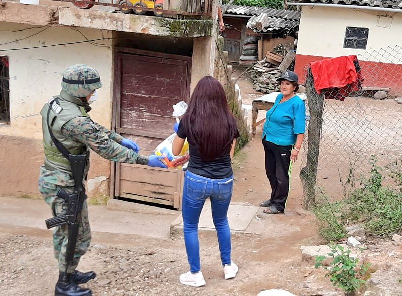 Las Fuerzas Armadas por medio del <a href="/EjercitoECU/">Ejército Ecuatoriano</a> transportó a los cantones #Calvas, #Sozoranga y #Macará, 100 kits alimenticios para atender a familias que están en situación de vulnerabilidad, debido a la emergencia sanitaria causada por el #Covid_19. @InclusionEc