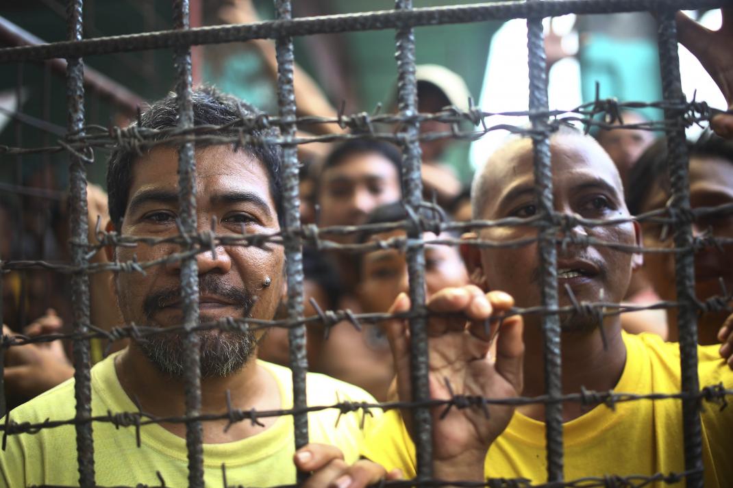 THREAD: Inmates in the Philippines, which has the most overcrowded prison system in the world, are at great risk. To stem  #COVID19, govt should release those detained or convicted for low-level & non-violent offenses, as well as older and sick prisoners. https://www.hrw.org/news/2020/04/06/philippines-reduce-crowded-jails-stop-covid-19