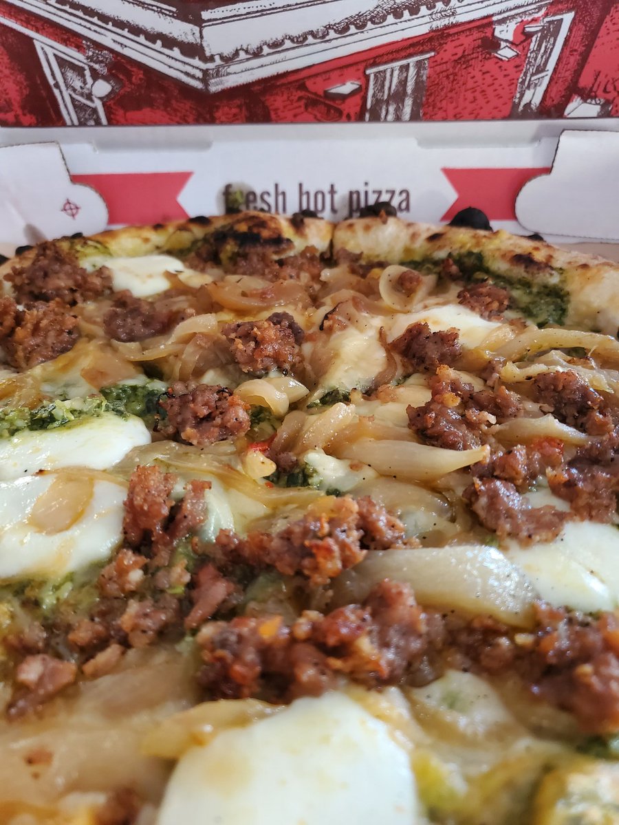 kawatabear's tweet photo. Called 17 times to get this pizza tonight #worthit #pizzamonday #supportsmallbusiness @FoxsDenPub https://t.co/Du1VpePhWZ