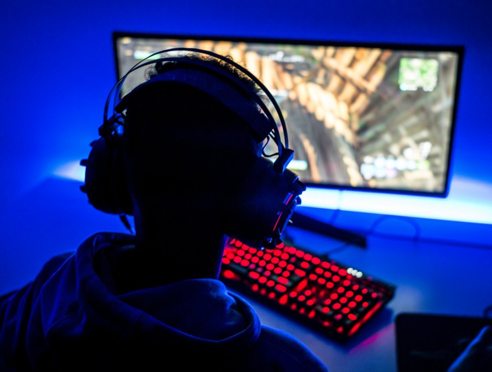 catperry1029's tweet photo. An example of an internet addiction is online gaming. This becomes addicting for people because it allows them to feel as if they have a life in an alternate world to be a part of, especially if there are rankings or goals to achieve in this virtual world #RUDCIM_SP20 https://t.co/f9n8X8ek3V