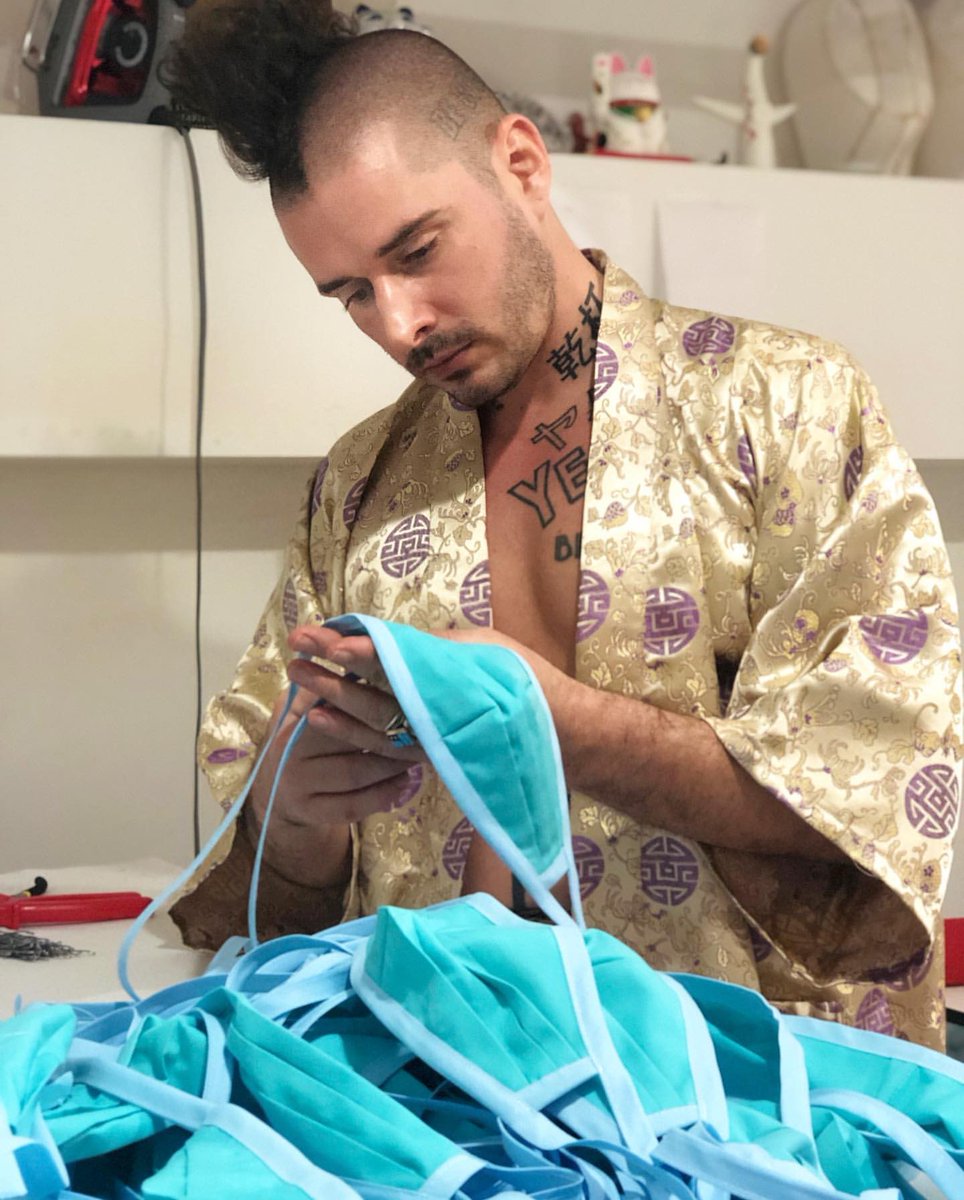 dncejp's tweet photo. 【Instagramより】
「ニューヨークのみなさん‼️この前例のない事態に救急救命室や救急施設用のマスクを作っています。もし知り合いがニューヨーク地区の医療現場で働いていて洗濯できるマスクが必要だったら僕に連絡してね！！ ❣️🤘❣️🙏🌟」
💞🌎💞
#DNCEjp https://t.co/hJvgOQzfJx