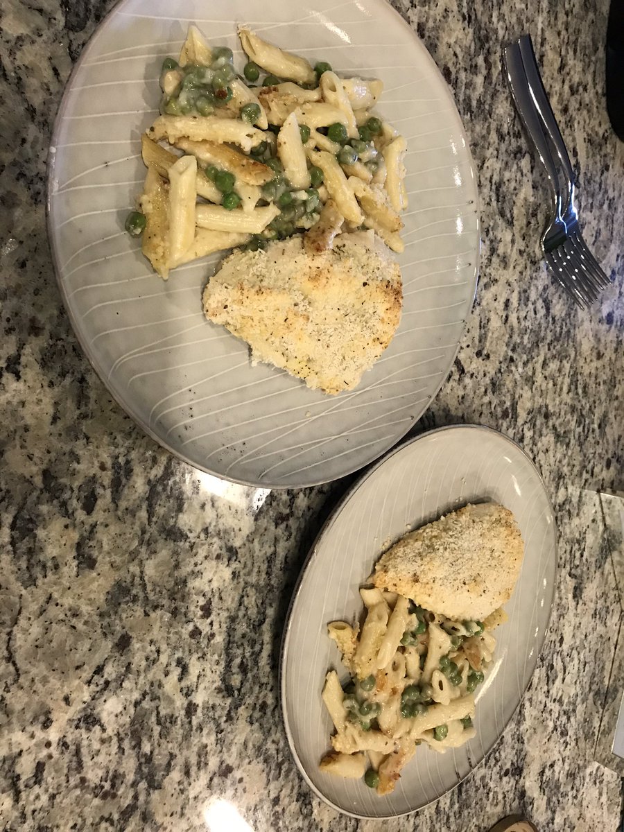 bonitaxlinda's tweet photo. Lemon Chicken with penne Alfredo and peas #ChefLin https://t.co/SScckIlV3a