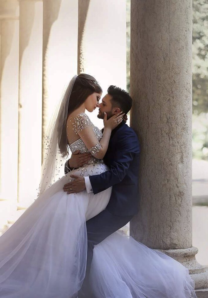 انتي أميرة وليست كاالأميرات
انتي انسانه كاملة الذوق والصفات
رقيقة كحوريات اعالي السموات
حنونه تاسري القلب في لحظات
مجنونه القلب يعشقك ان لهوت كالفتيات
ناضجة بك كل رجاحة العقل دونما هفوات 
وجمالك الاخاذ ذا بريق يخطف القلب من سكات 
واسعد لحظات الكون ان دنوت منك واسترقت من النظرات💟