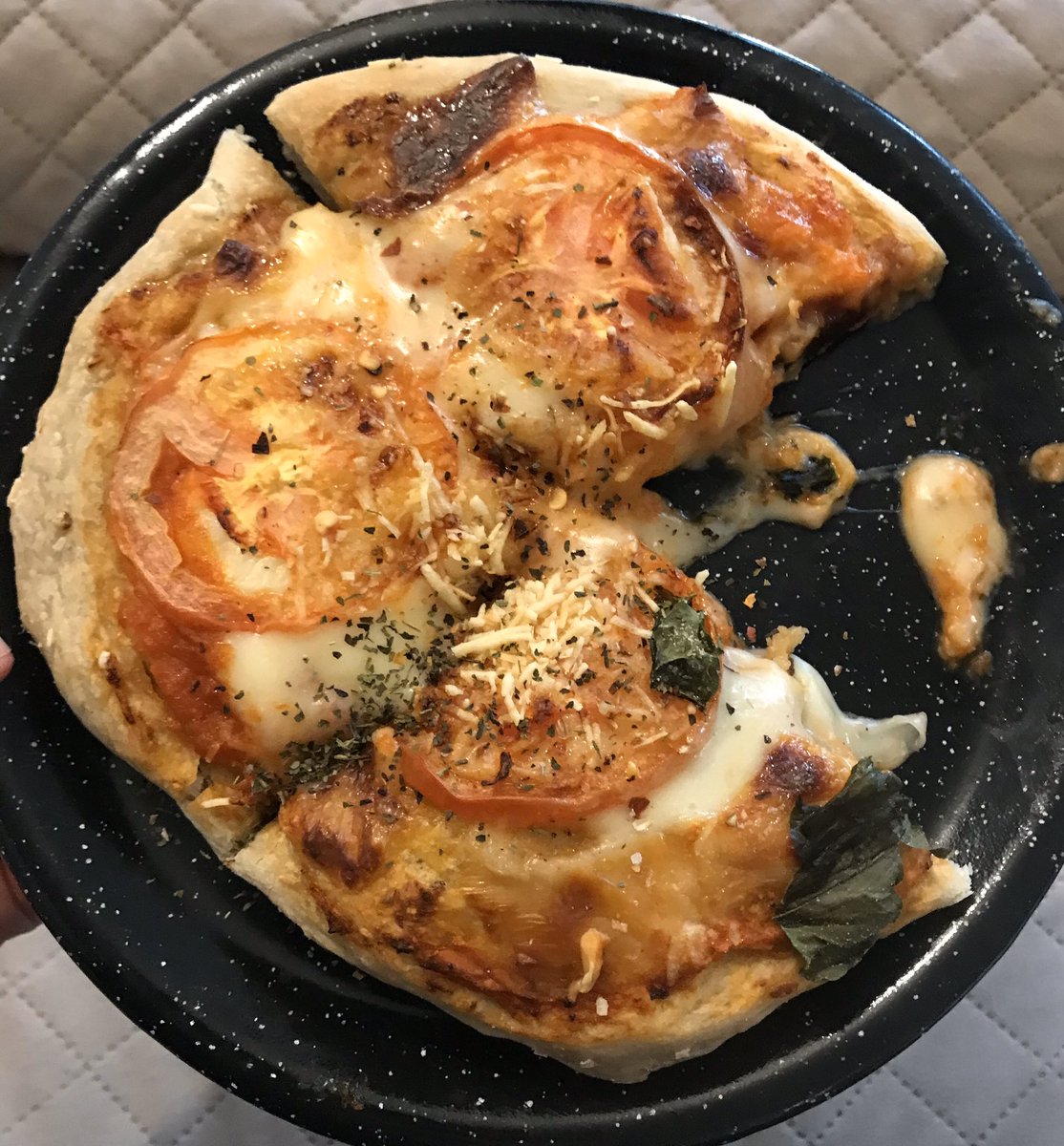 diana_rocio's tweet photo. Yo no me quiero mucho, tengo muchas cosas que no soporto de mí, pero tengo que reconocer que me gusto de roommate. Hoy me hice pizza. #HolaSoledad https://t.co/0HZoDraLeA