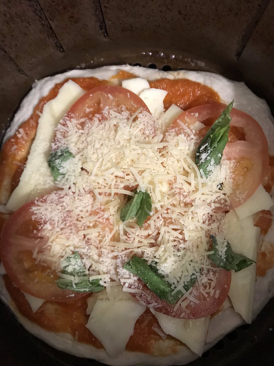 diana_rocio's tweet photo. Yo no me quiero mucho, tengo muchas cosas que no soporto de mí, pero tengo que reconocer que me gusto de roommate. Hoy me hice pizza. #HolaSoledad https://t.co/0HZoDraLeA