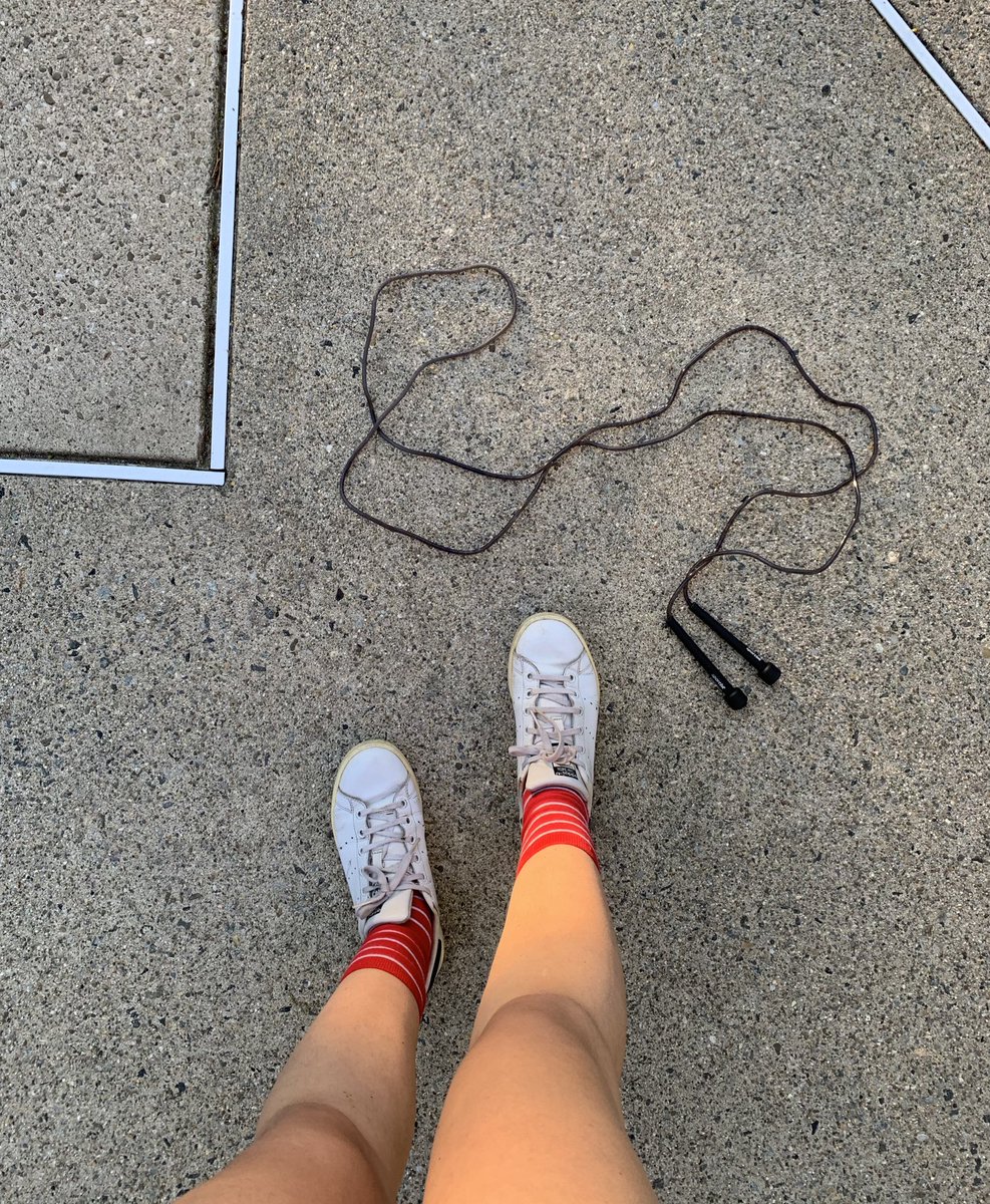 poemziz's tweet photo. Hey @RobinhoodSnacks Iβm not a huge fan of running so instead Iβve been jump roping for my daily #snackschallenge https://t.co/jGtsdTwddf