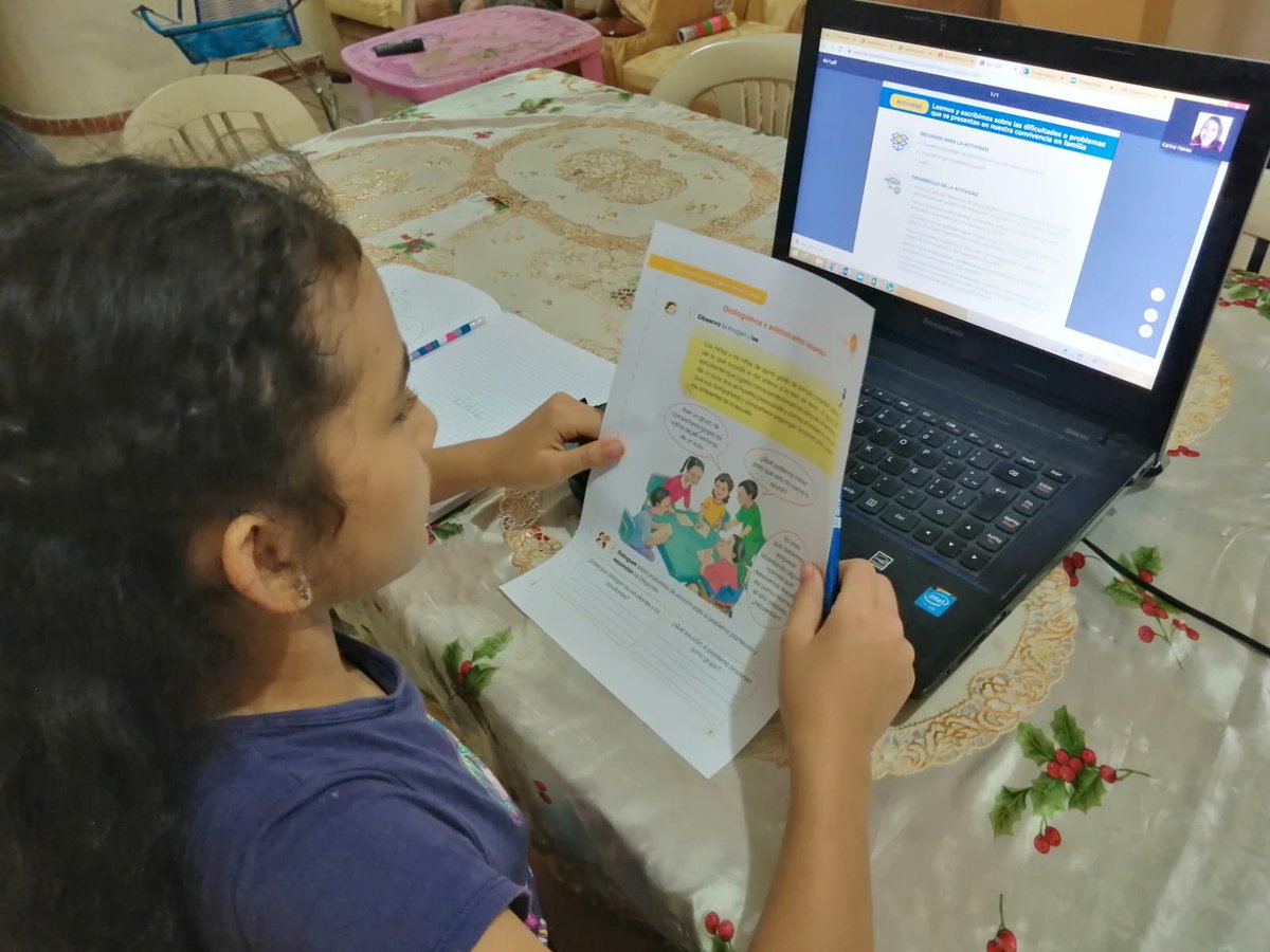 MineduPeru's tweet photo. GALERÍA 📸| Frente a un televisor, una radio o una computadora, nuestros estudiantes de todo el país empezaron el año escolar a través de #AprendoEnCasa. Mira todas las fotos aquí:  https://t.co/Vj3hl4nA3B📺📻💻 https://t.co/S9a3MwNMsE