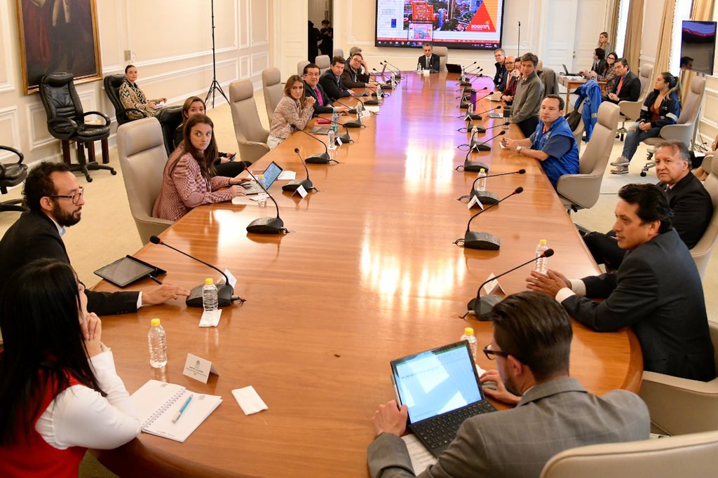 ClaudiaLopez's tweet image. Solo la última semana tuve 3 reuniones en Presidencia: 2 con Ministro de Salud y +ministros, y otra con el Presidente.

Presentamos con panel de expertos los escenarios epidemiologicos de Bogotá y analizamos propuestas de salud y económicas concretas. Coordinación es lo que hay!