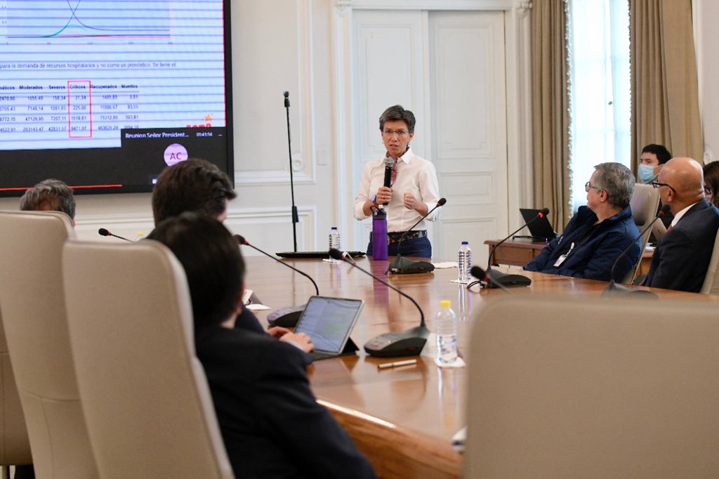 ClaudiaLopez's tweet image. Solo la última semana tuve 3 reuniones en Presidencia: 2 con Ministro de Salud y +ministros, y otra con el Presidente.

Presentamos con panel de expertos los escenarios epidemiologicos de Bogotá y analizamos propuestas de salud y económicas concretas. Coordinación es lo que hay!