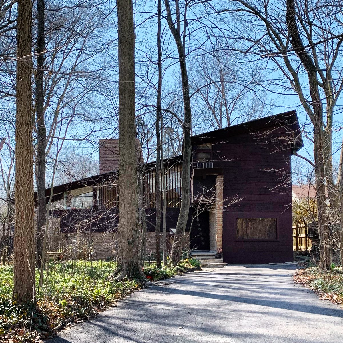 If there’s a theme to this next architectural boredom thread it’s “modernist homes built between the 1920s-60s that I really like.” Let’s get started with Bruce Goff’s Paul Colmorgan House (1939-40) in Glenview, IL. Talk about ahead of its time!