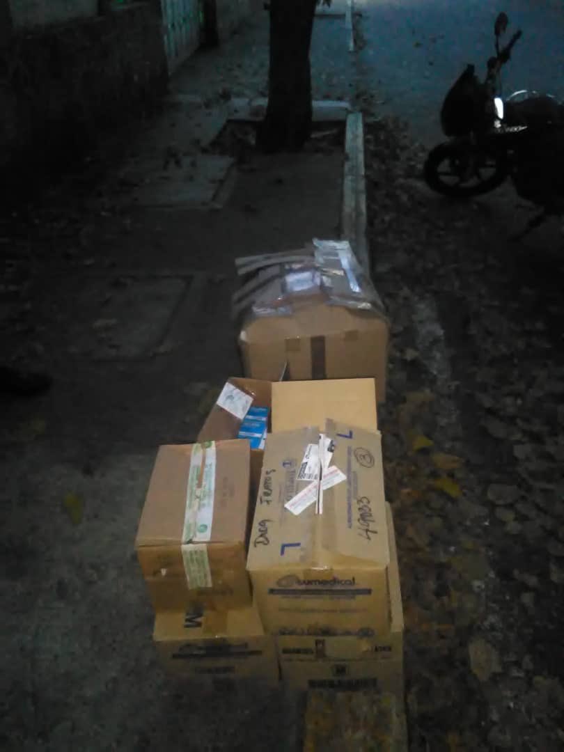 MelanioBar's tweet photo. Aquí adjunto foto de la caja con insumos que en @RedesAyuda le compramos a @Farmarato y adicionalmente también una foto del recibo de compra de los mismo.

Cómo se puede constatar en las redes sociales de la ONG tenemos varios días REGALANDO estos insumos a periodistas. https://t.co/fGyCm0ttaC