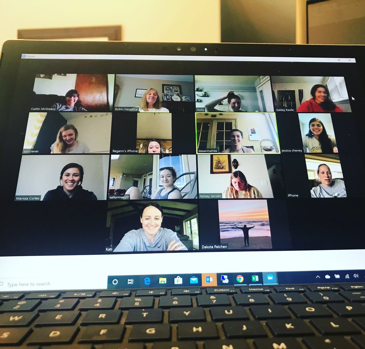 WWCCwbb's tweet photo. Miles apart but still close at ❤️ https://t.co/QFNaRq2fvz