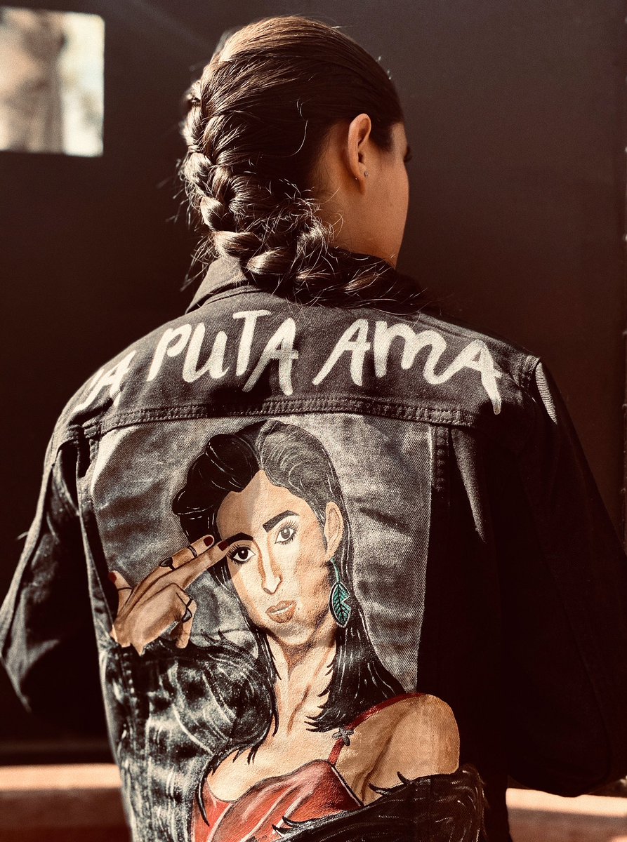 fernegreter's tweet photo. 🖤 LA PUTA AMA 🖤 ¿Me ayudan a compartirla para que Alba la vea? Denim pintada a mano en talla M disponible. @AlbaGlezVilla #Nairobi #LCDP4 #RT https://t.co/KgjTyBImg0