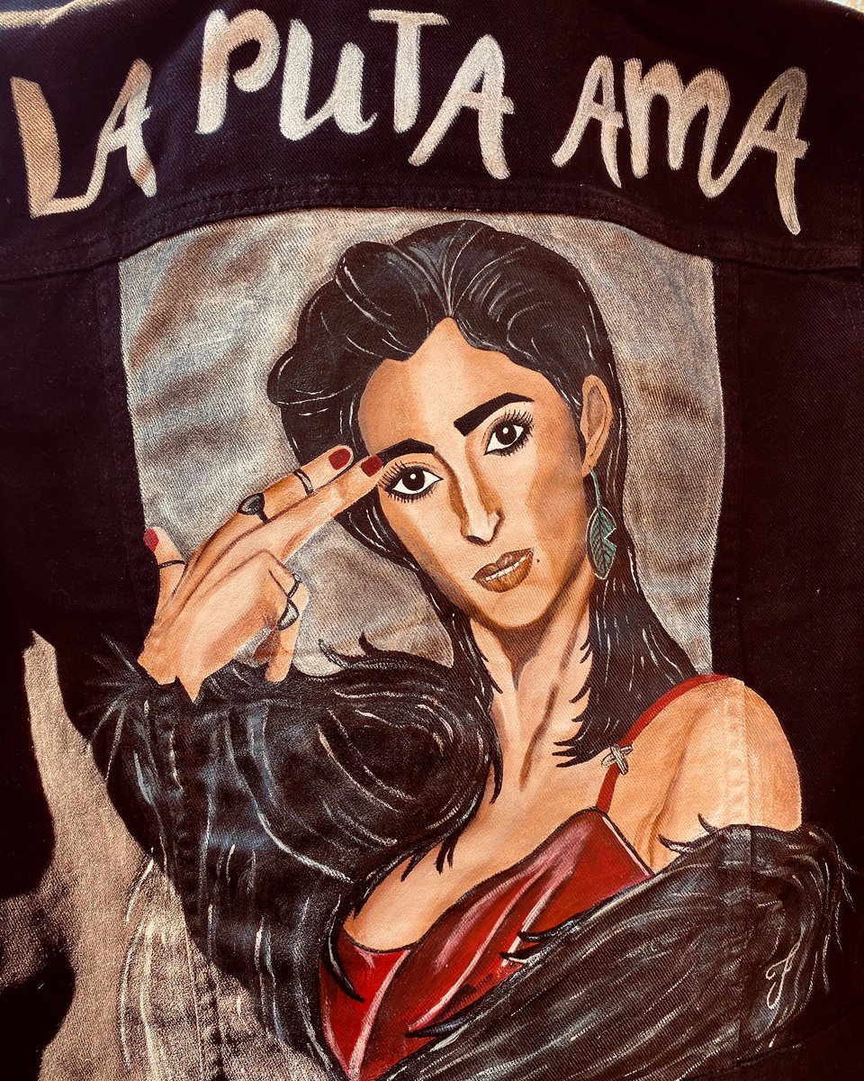 fernegreter's tweet photo. 🖤 LA PUTA AMA 🖤 ¿Me ayudan a compartirla para que Alba la vea? Denim pintada a mano en talla M disponible. @AlbaGlezVilla #Nairobi #LCDP4 #RT https://t.co/KgjTyBImg0
