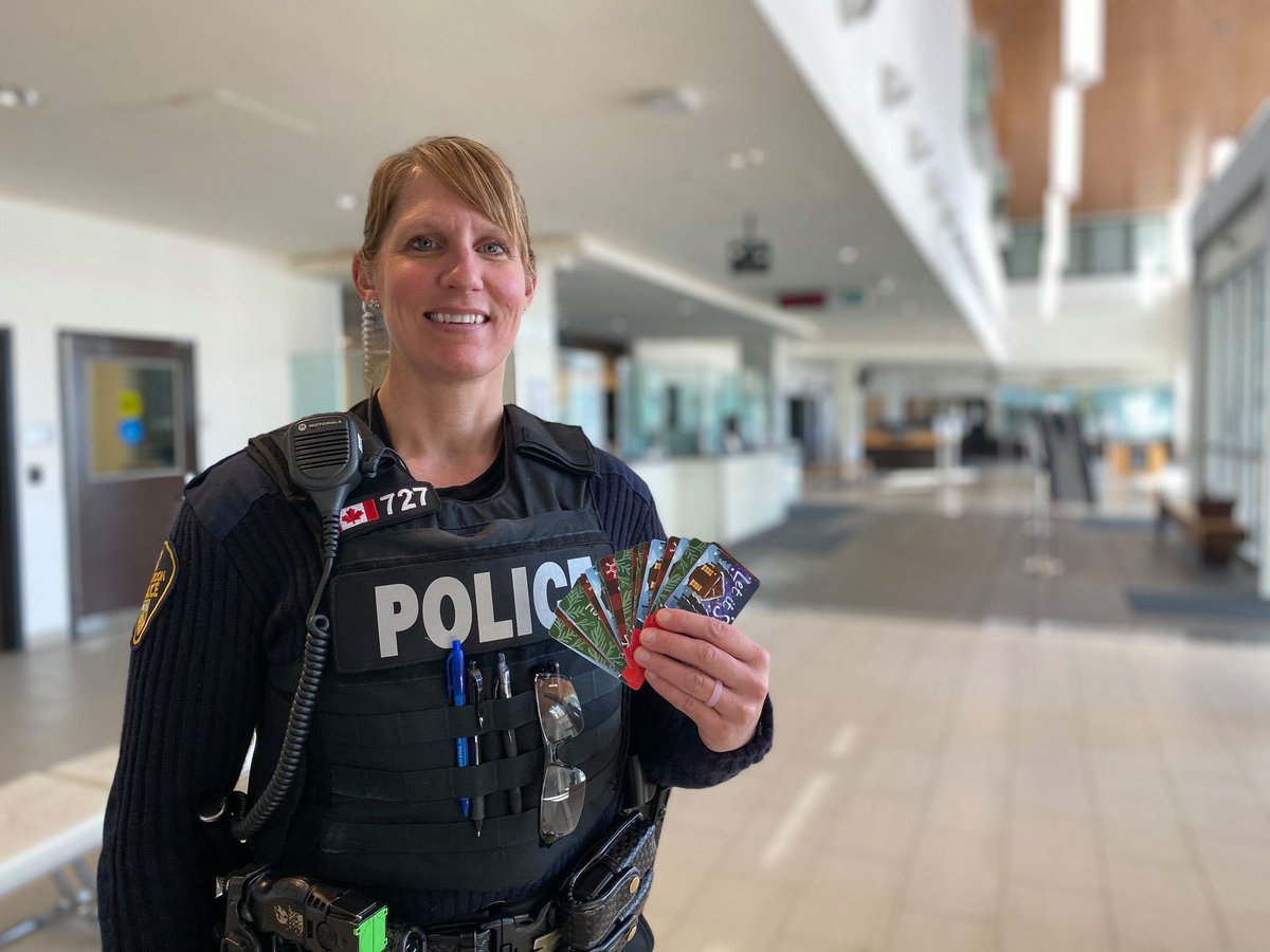 SaskatoonPolice's tweet photo. A RUH psychiatric liaison nurse gifted us $100 in gift cards after witnessing the amazing work by our Patrol &amp; PACT officers.

We're paying this generous act of kindness fwd &amp; giving them to those most vulnerable. We hope it continues to inspire people to look out for each other. https://t.co/n0BS1RAHqR
